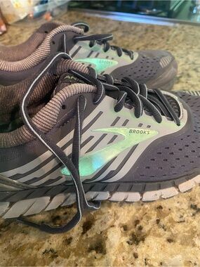Brooks Ariel 18 Gray Running Shoes with Iridescent Mint Logo